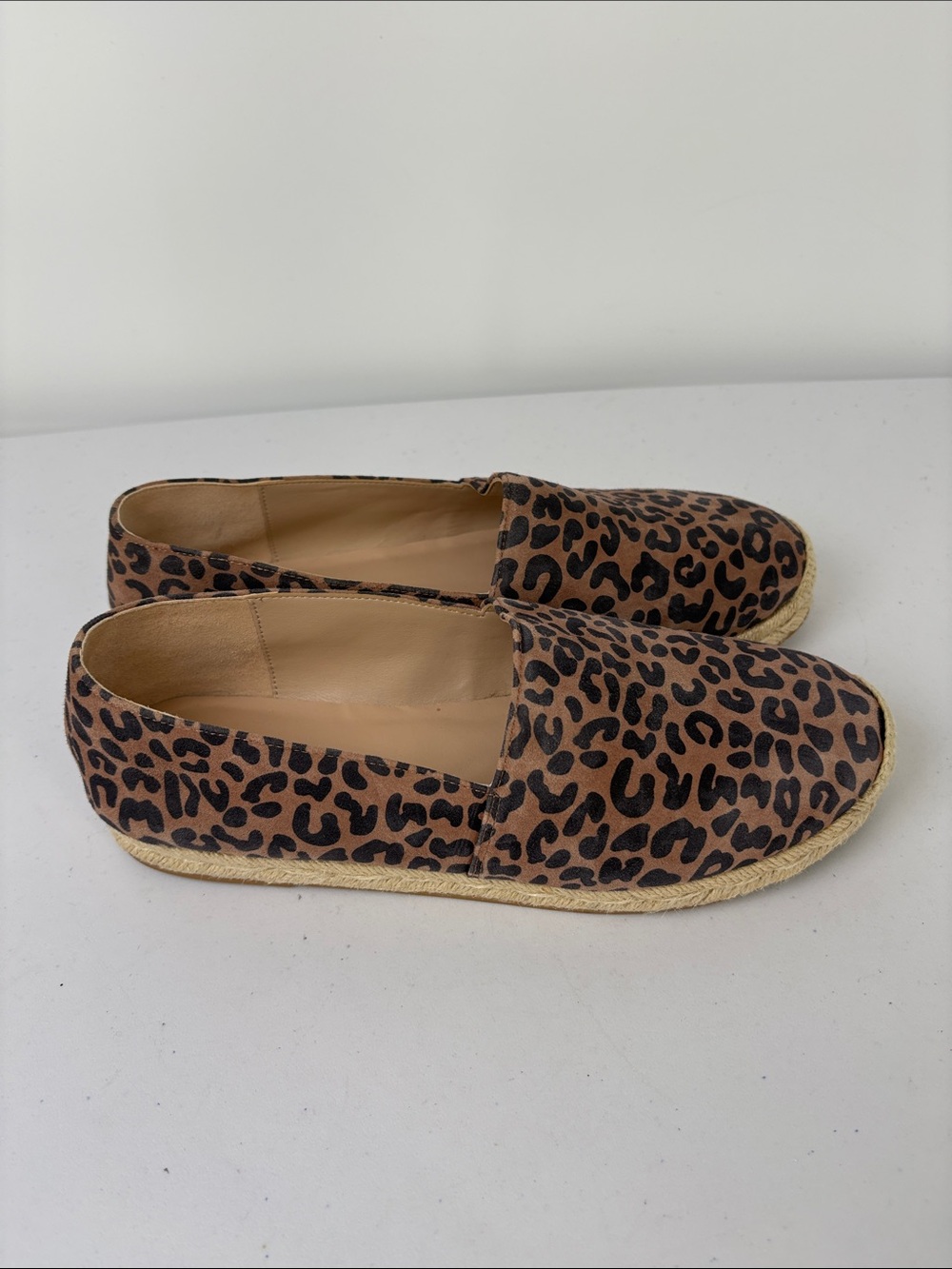 🕊️ Stuart Weitzman suede Leopard Print Espadrille Slip-Ons in Tan and Black - Picture 3 of 8